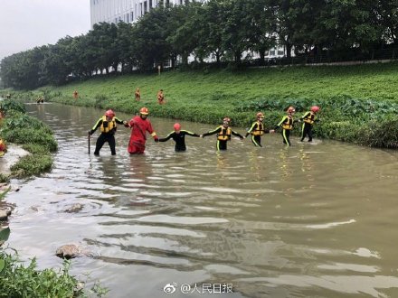 [深圳暴雨引发洪水]